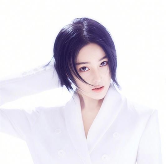 张馨予裤子太紧，竟然勒出了羞人的三角区，网友:何捷赚翻了