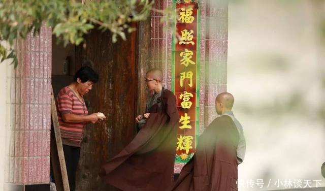 中国唯一不受捐赠的行脚僧，35个女僧风餐露宿，一日行走20里