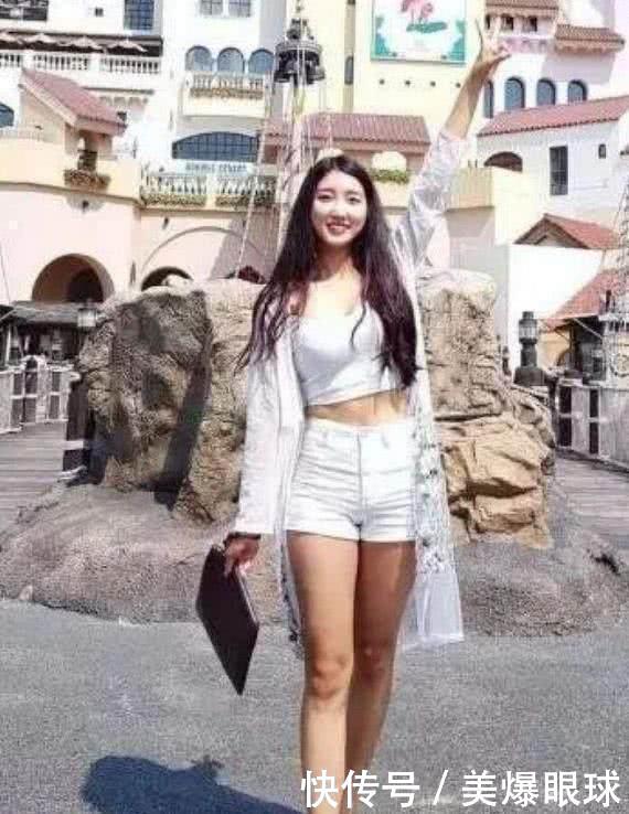 街拍一位气质小姐姐，乍一看，以为是范冰冰