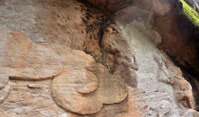 精美明代石刻隐于自贡山野，自然人为双重破坏，亟待保护命堪忧