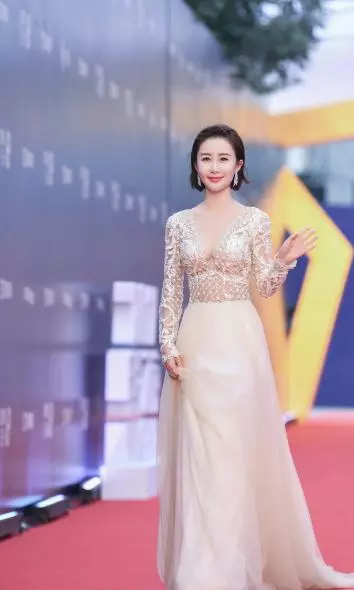 舒畅太敢穿了！上半身完全透视，网友：不是披着外套就露完了！