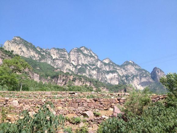 一个行走在绝壁上的村子《举起手来》