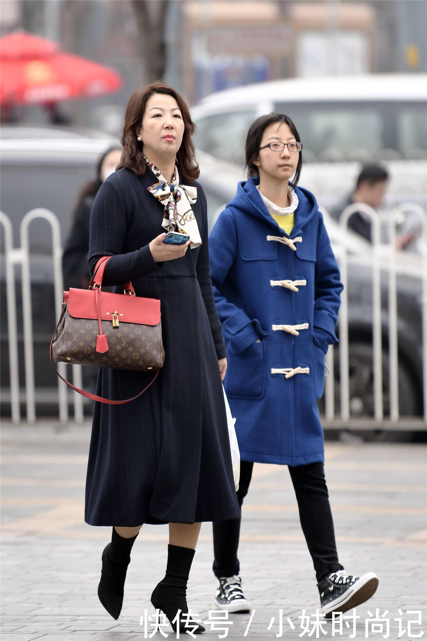 『气质』街拍春季适合穿着短靴,无论是粗跟还是细跟,都会衬托优雅气质