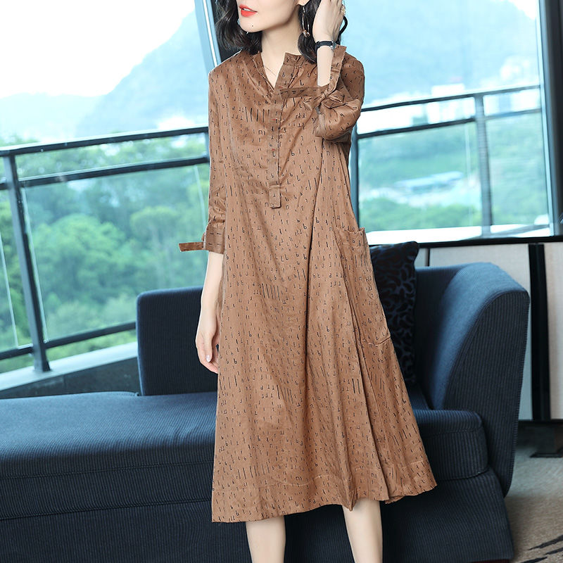 一入秋，51岁婆婆买这3条，新款裙子，巨洋气!难怪真丝都扔了