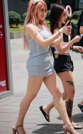 连衣短裙搭配猫耳朵，可爱出镜萌化全场