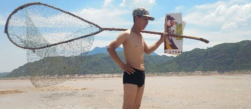 无人机航拍黄河泄洪，发现5个人水里冒险捞鱼，一根绳子防溺水