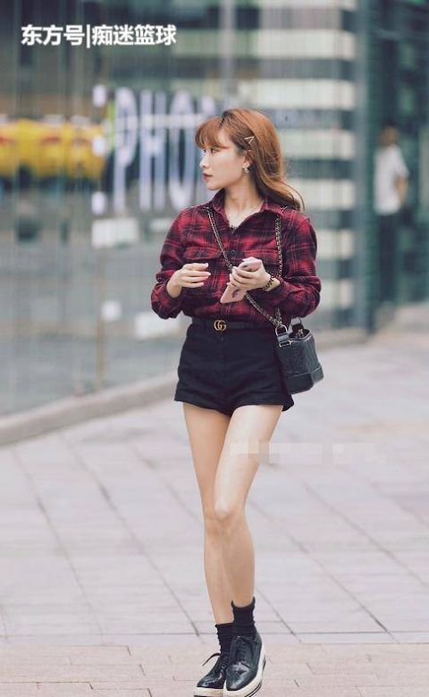  [款式的鞋子]街拍：图六身材棒，白T恤搭牛仔裤，街上弯腰整理物品都这么迷人