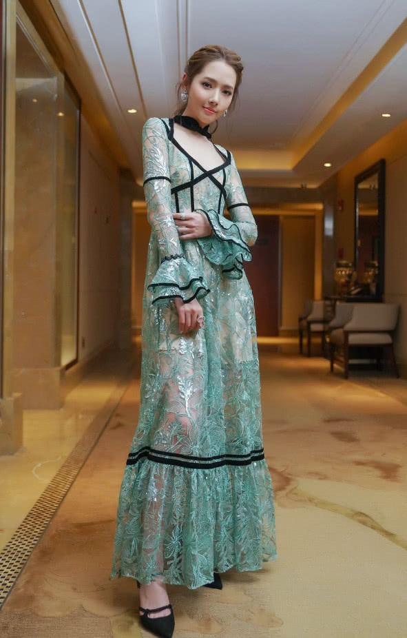 郭碧婷穿一身绿色透视裙，一双美腿若隐若现，穿衣还是很大胆的！