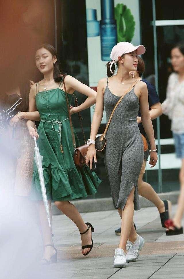 街拍: 美女身穿一件黑色裹胸背心, 路人的眼睛中的时尚牛仔裤