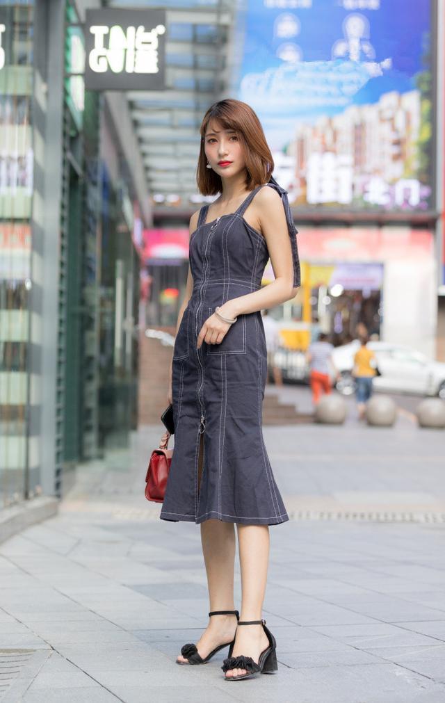 美女街拍：纯真亮丽皎若秋月，不表示一下？