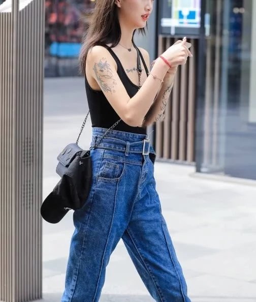 气质小姐姐黑色吊带展现凹凸有致，远远地看上去神似洋娃娃。