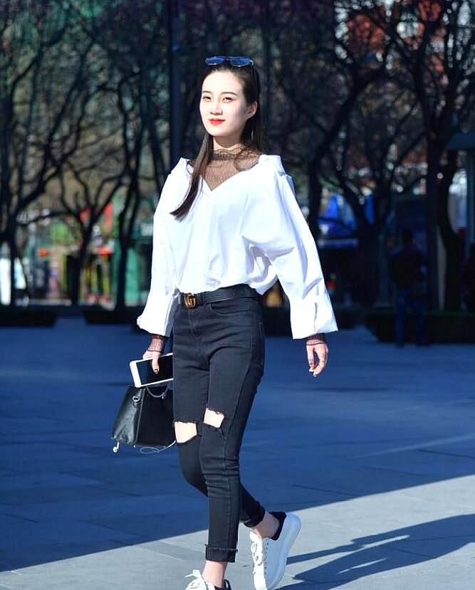  小姐姐■街拍：吊带上衣搭配格子长裤，小姐姐气质优雅，十分靓丽