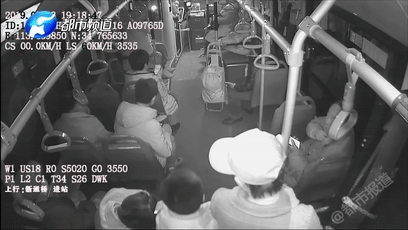 “我妈妈丢了”！男孩一边呼喊，一边“追打”公交车！他妈妈呢？