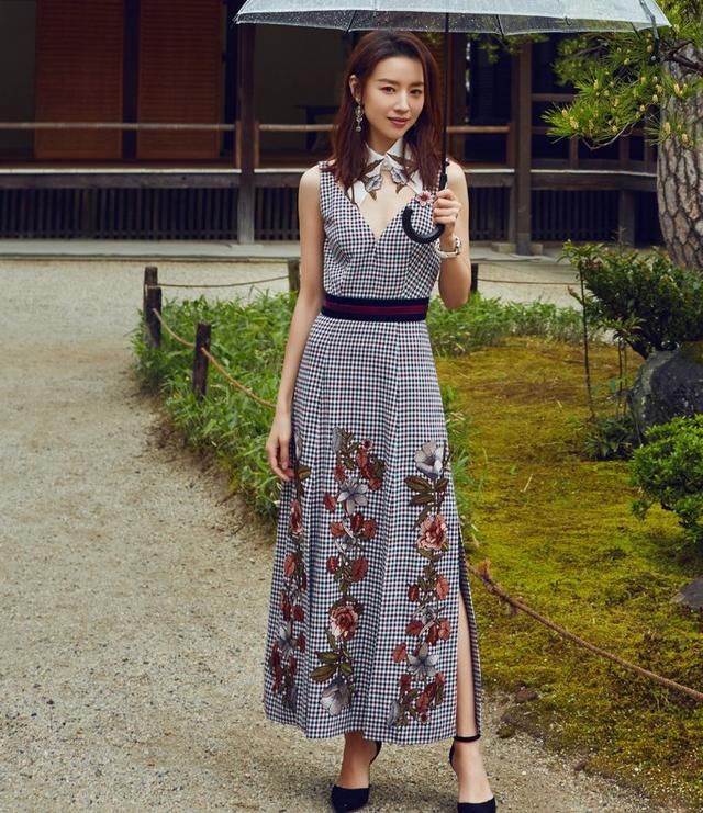 董洁撑伞拍大片，穿格子裙美得不像话，气质好到被夸像奥黛丽赫本