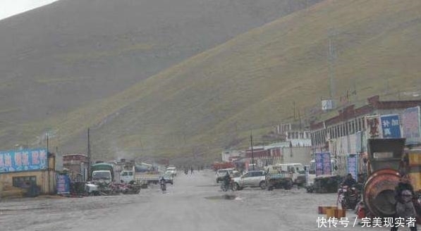  【归属于】这个小镇有1.4万平方公里，人口不到3000，是中国最大