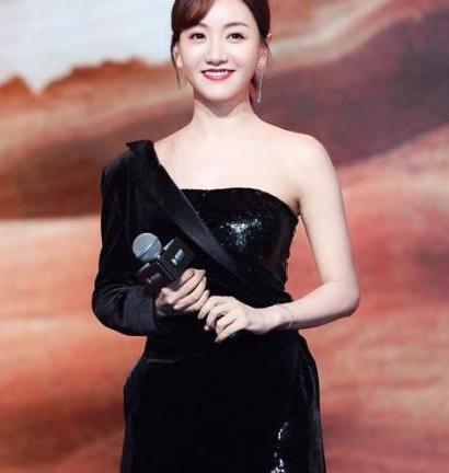 杨蓉简直是成“精”了,凭假裙子穿出超模范,这下杨幂都甘拜下风