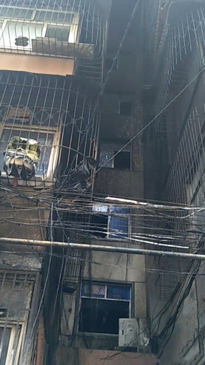 电动车充电夺走两个年轻孩子的生命，哥哥出头喊冤，袁立微博求助