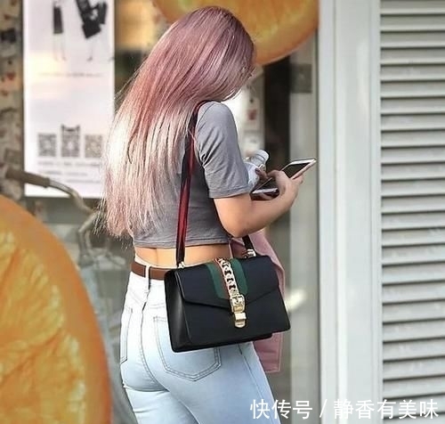 优雅@率性自然的美女穿搭紧身牛仔裤,简约又大气,魅力十足!