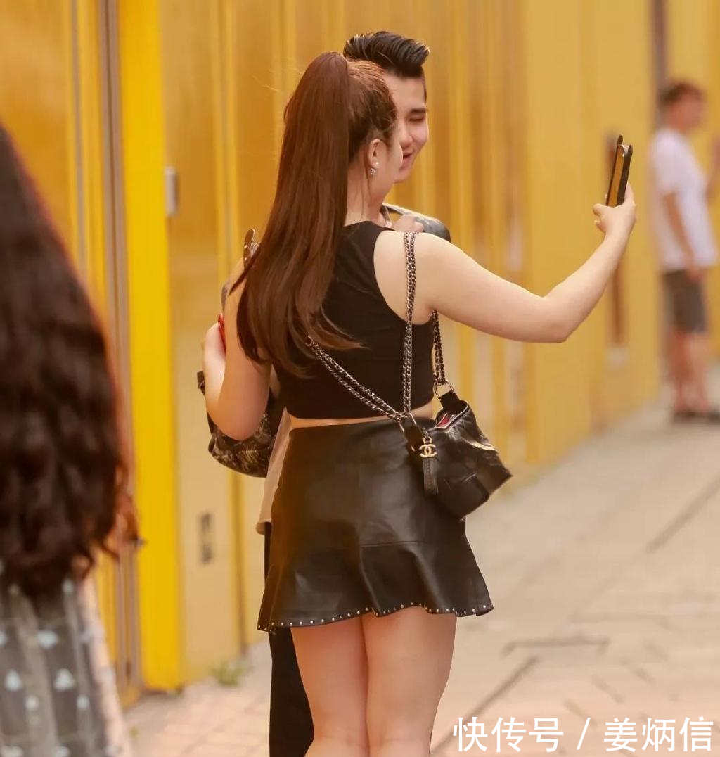 路人街拍，微胖小姐姐穿露脐背心配短裙开心做直播，身材丰满