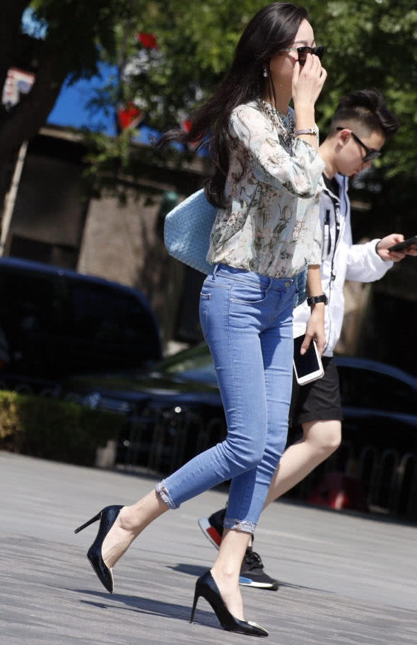 气质小姐姐穿上了紧身牛仔裤，紧致迷人的大长腿很有女人味儿