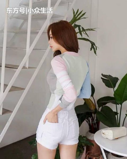  学院：街拍：白色热裤加上小白鞋，穿出清纯感，有种学院美女的味道