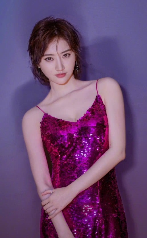 景甜穿亮片连衣裙大秀魅力！跟打了马赛克似的，有虚幻的既视感