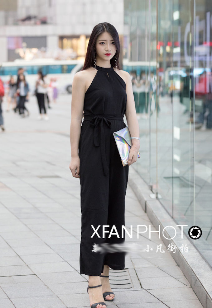 成都女孩街拍，漂亮、皮肤好又时尚!网友:我用一个字总结“瘦”