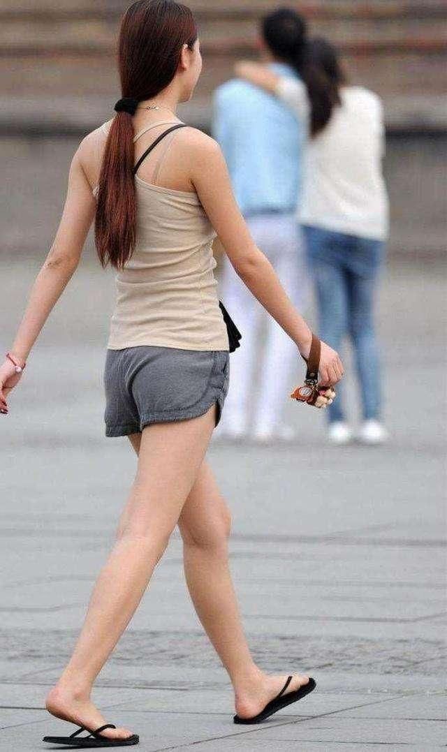 图六肤白貌美小姐姐穿黑色T恤配短裤,简搭穿出时尚感