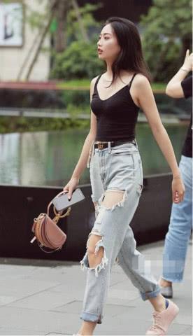 美女穿时尚牛仔裤出街,回头率也可以很高,很显迷人!