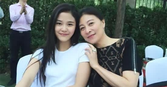  『影后』14岁就开始出道，母亲是金鸡影后，2次合作张嘉译被力捧