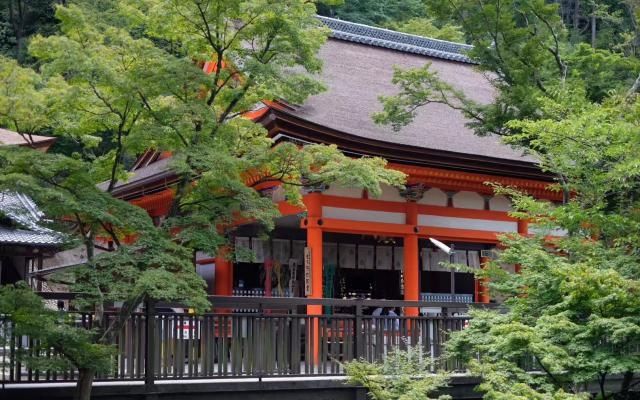 日本清水寺建筑独特，身着和服行走于街巷的女子，成靓丽的风景
