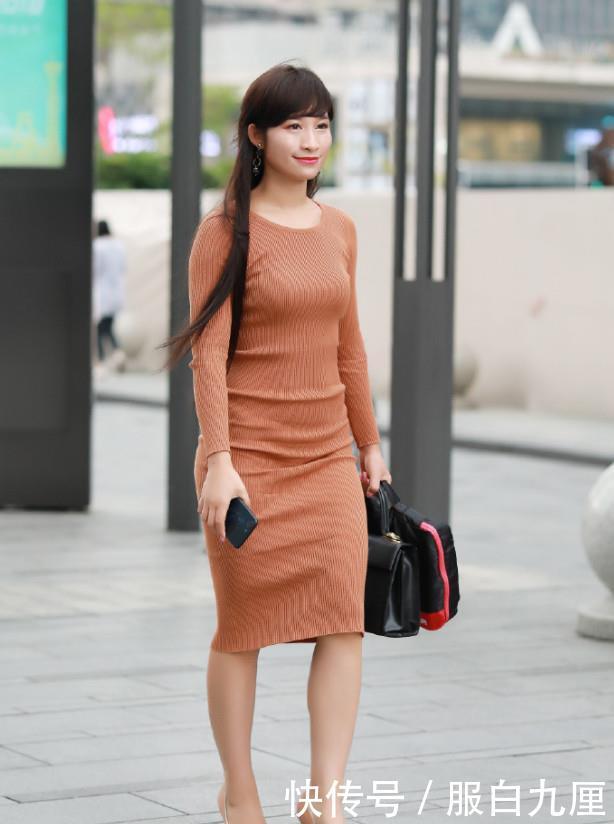 「 微笑」时尚的裙子藏不住她的好身材,街拍:微笑的女生真好看