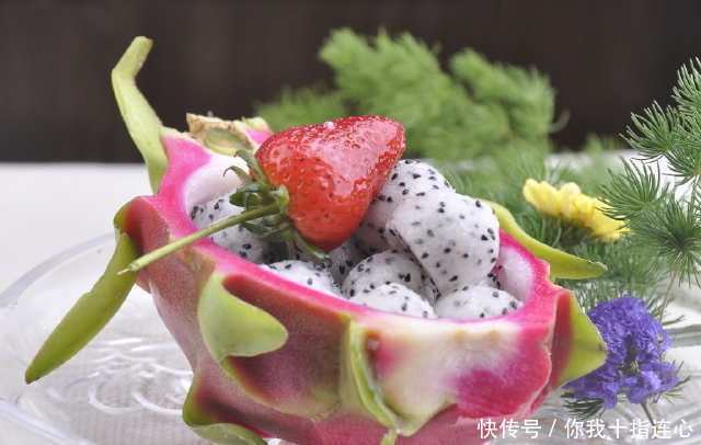 风靡朋友圈的巧剥火龙果的技巧,只需1分钟你也