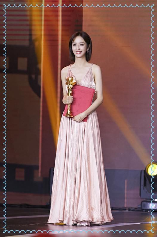 当迪丽热巴和佟丽娅同穿吊带裙,网友:干瘦和苗条的差距一目了然