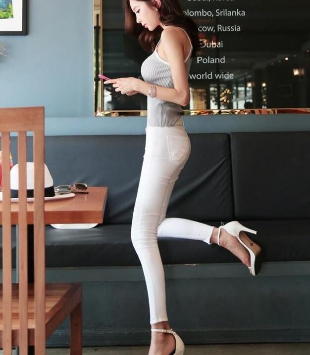 身形有致的牛仔裤美女，穿出女神的风采，让人一眼难忘！