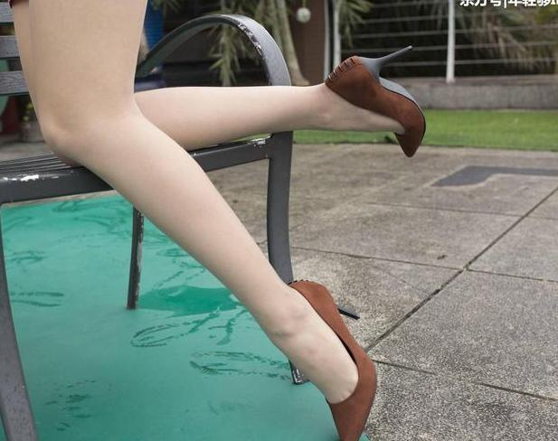 绒面高跟鞋，复古气质美