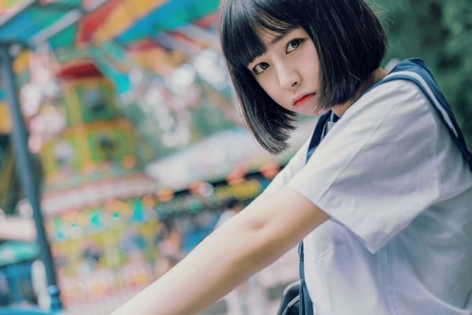 短发制服美女性感游乐园写真图片
