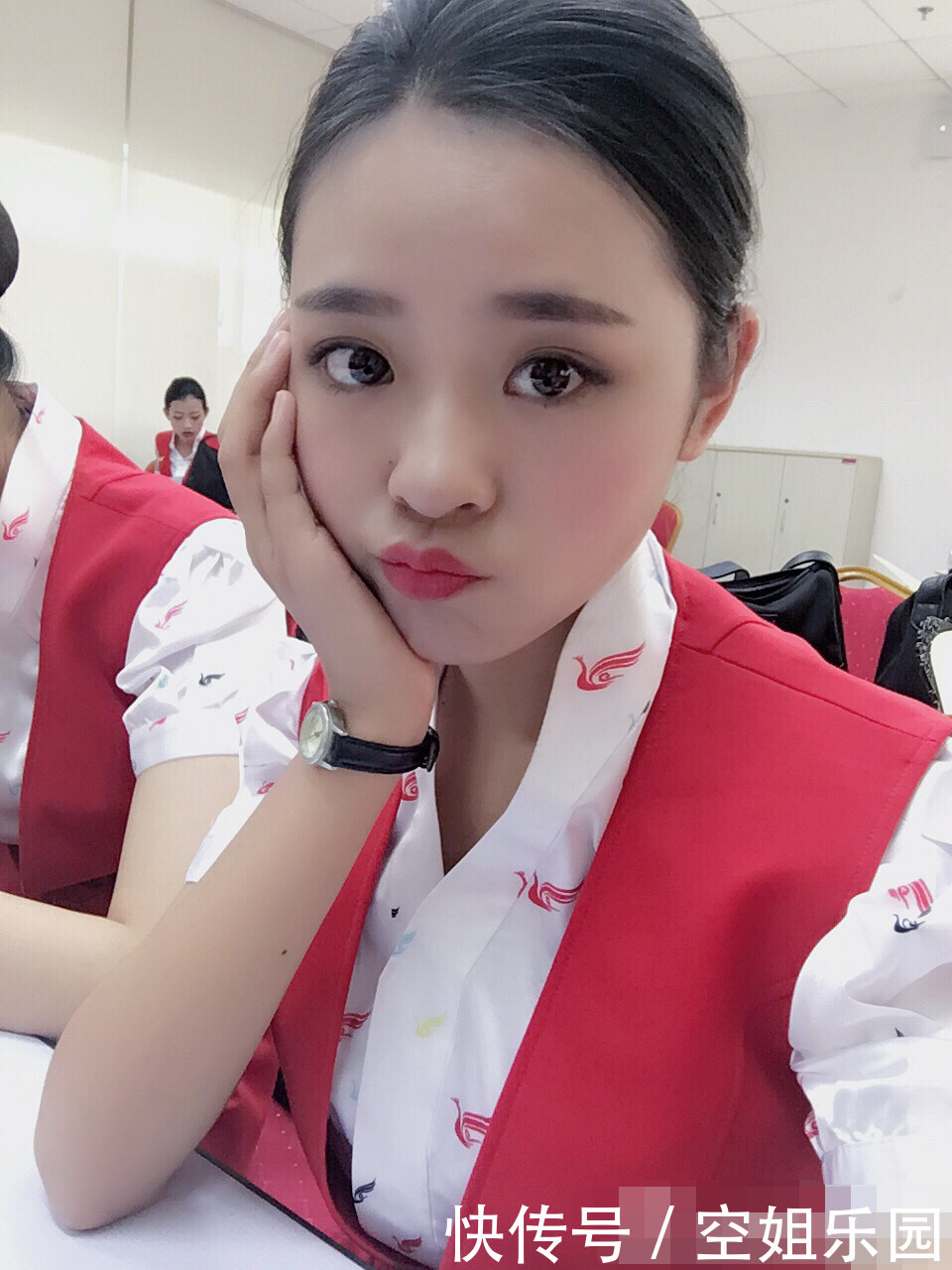 空姐为何“脖子”上系丝巾，最后一个原因，大多数人都想错了