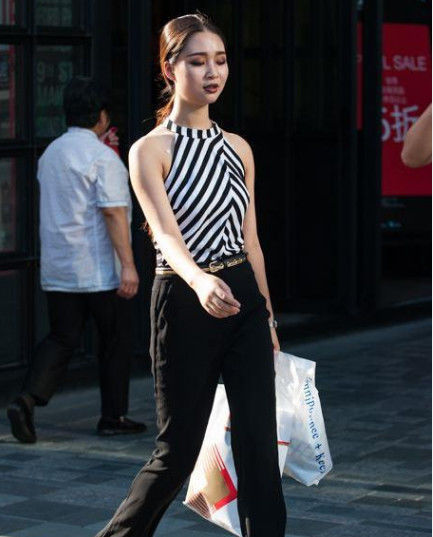  气质|街拍：气质美女，身材高挑曼妙，精致的妆容尽显女王范