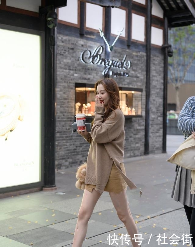  长款毛衣：春捂秋冻的养生季又来了，只要一件毛衣，温暖百搭不落俗套