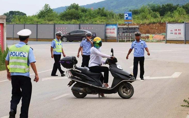 电动车新规出台，农村人遭受了“三重打击”！上牌不是最麻烦的事