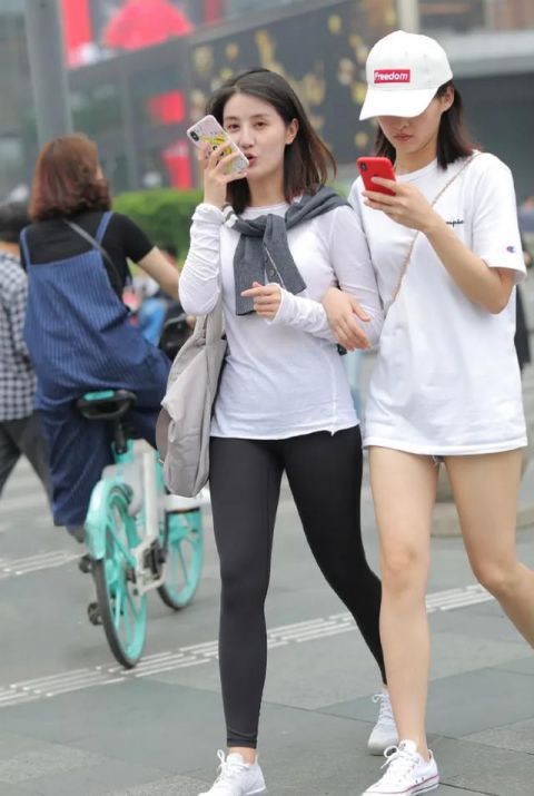  气质|小姐姐优秀，穿黑色长裤也能美过比她高的好姐妹，气质优雅真迷人