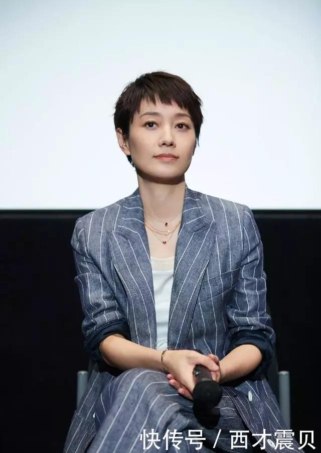  [奔四]奔四奔五的女人穿大衣别配打底裤，学马伊琍这样穿，优雅又减龄！