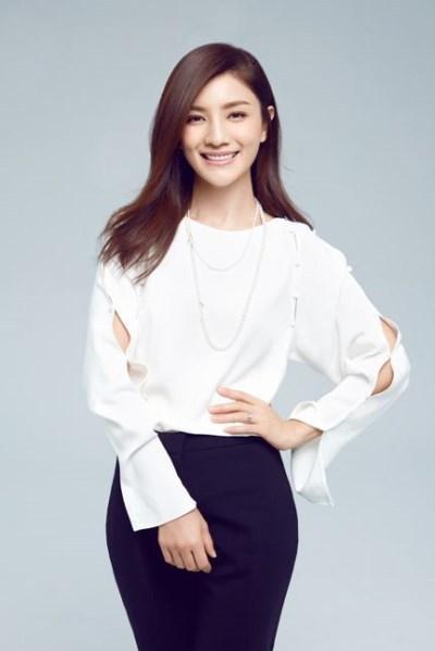 胡可好厉害！鸡毛掸子穿身上也能美翻天，网友：沙溢真赚大发了！