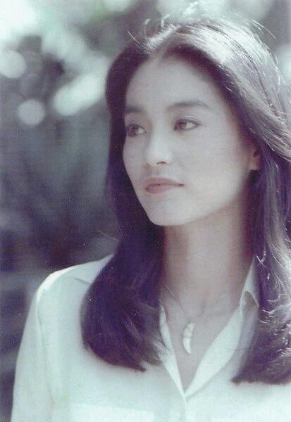 64岁林青霞厉害了！白色T恤搭配牛仔裤显小30岁，网友：不老女神