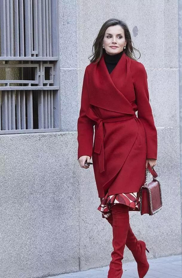 凯特王妃遇西班牙王后，同穿酒红色连衣裙，谁丑谁尴