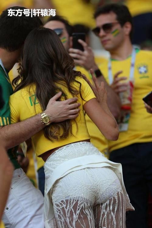 维密超模现身世界杯赛场，穿薄纱短裤露出三角裤，把赛场当秀场？