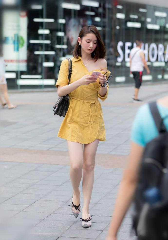 街拍：美女吊带T恤搭配小高跟，迷人的大长腿就是这样秀出来的！