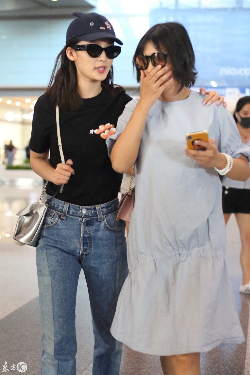 李沁现身机场气质过人 下半身真的超吸晴这样子打扮也太时尚了