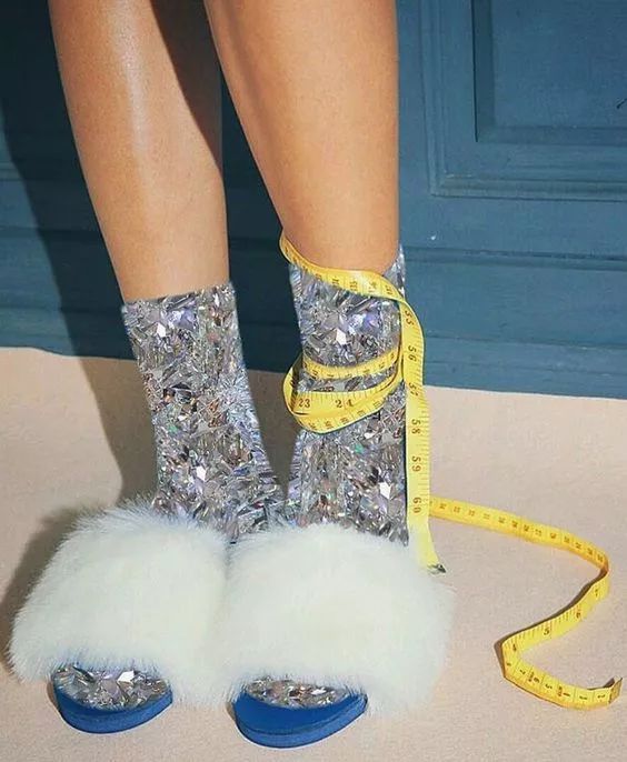 穿着相同鞋子 只有袜子能代表你的个性了